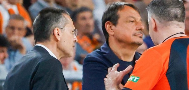 Ergin Ataman gesticula durante el partido contra Valencia Basket en Euroliga