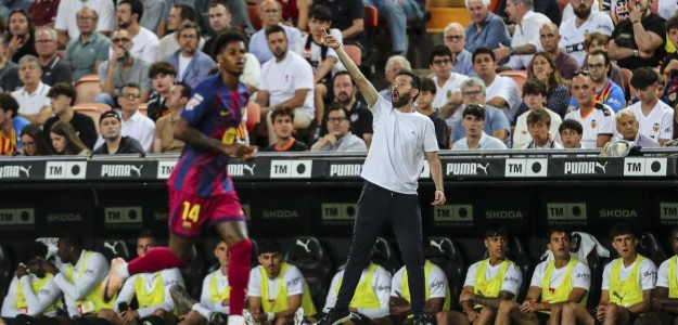 Carlos Corberán planifica la temporada del Valencia CF en Mestalla