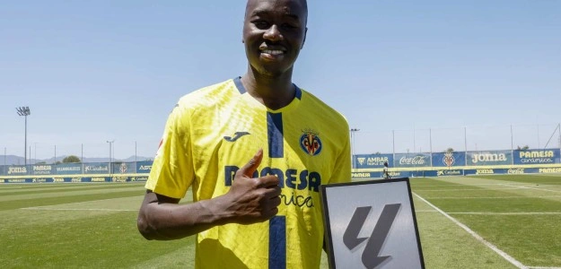 Pape Gueye celebra con la camiseta del Villarreal CF en LaLiga