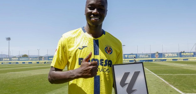 Pape Gueye celebra con la camiseta del Villarreal CF en LaLiga