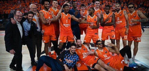 Jugadores Valencia Basket celebrando clasificación Final Four Euroliga
