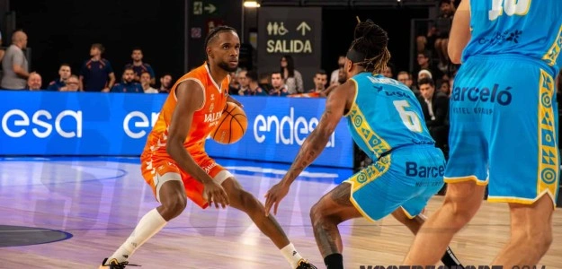 Pedro Martínez dirige al Valencia Basket desde el banquillo en el Roig Arena
