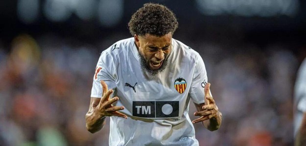 Arnaut Danjuma durante un entrenamiento del Valencia CF en la Ciudad Deportiva