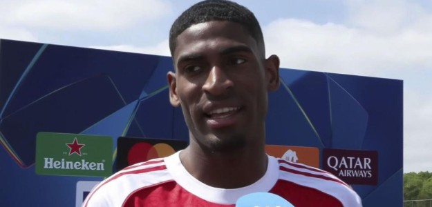 Cristhian Mosquera durante un entrenamiento del Arsenal previo a la final de Champions
