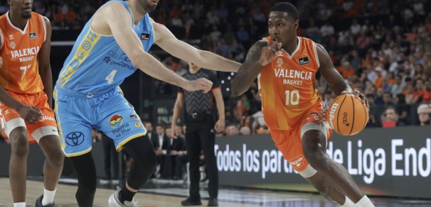 Pedro Martínez dando instrucciones durante partido Valencia Basket Liga Endesa