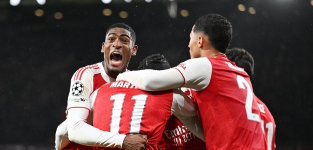 Cristhian Mosquera durante un partido con el Arsenal en Champions League