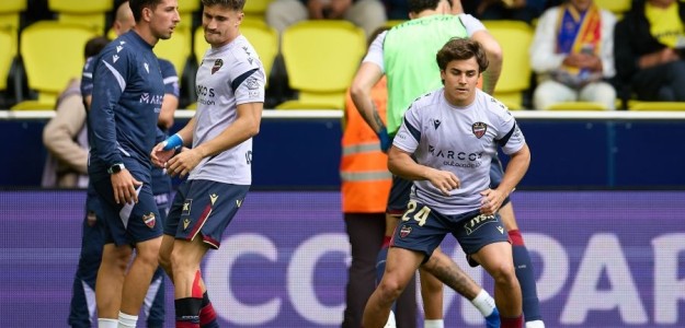 Carlos Álvarez durante el partido Levante UD Villarreal en La Cerámica