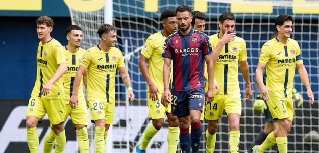 Jugadores del Levante UD cabizbajos tras la derrota en Villarreal