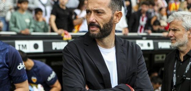 Carlos Corberán dirigiendo entrenamiento Valencia CF Mestalla