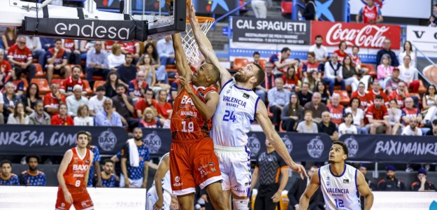 Jugadores Valencia Basket durante el partido con gesto de decepción