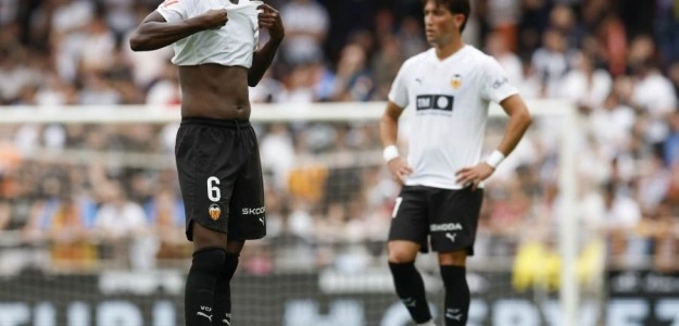 Jugadores del Valencia CF durante un partido en Mestalla esta temporada