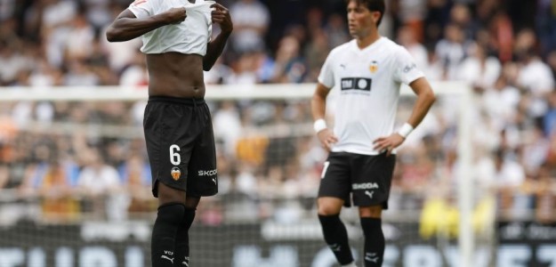Jugadores del Valencia CF durante un partido en Mestalla esta temporada