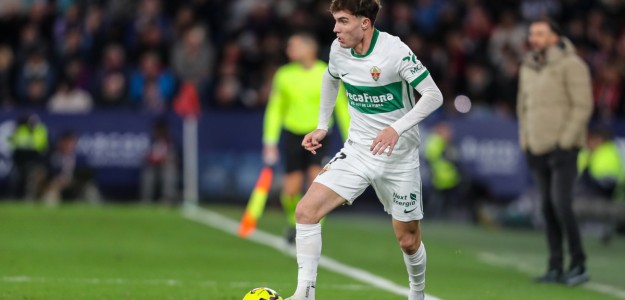 Yago de Santiago durante un partido con el Elche CF en el Martínez Valero