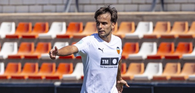 Mario Domínguez celebra un gol con el Valencia Mestalla en Segunda RFEF