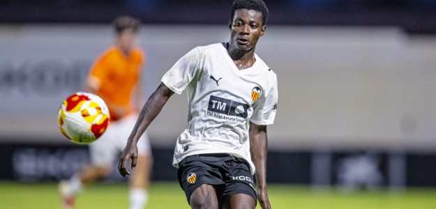 Leslie Okai durante un entrenamiento con la Academia Valencia CF en Paterna