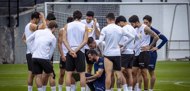 Lucas Beltrán entrenando con el Valencia CF en la ciudad deportiva