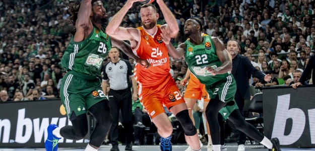 Jugadores Valencia Basket celebran victoria épica OAKA Atenas playoffs Euroliga