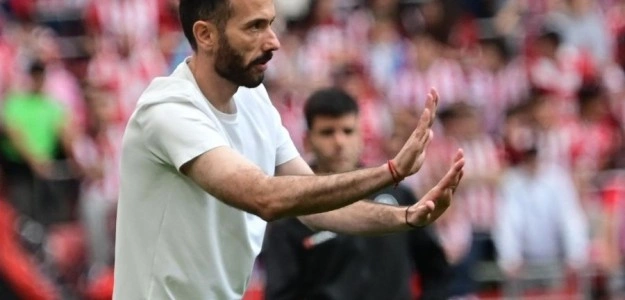 Carlos Corberán durante rueda de prensa tras partido Athletic Valencia
