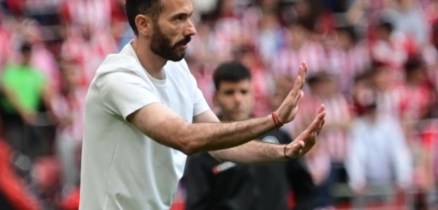 Carlos Corberán durante rueda de prensa tras partido Athletic Valencia