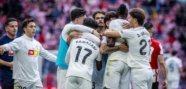 Jugadores del Valencia CF celebran la victoria en San Mamés ante el Athletic