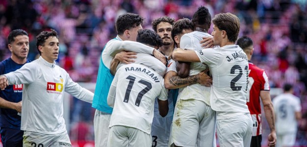 Jugadores del Valencia CF celebran la victoria en San Mamés ante el Athletic
