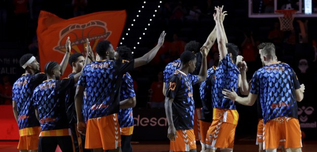 Pedro Martínez da instrucciones durante el playoff de Euroliga contra Panathinaikos