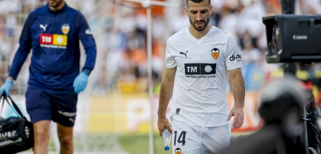 Gayà se retira lesionado durante el partido ante el Rayo Vallecano