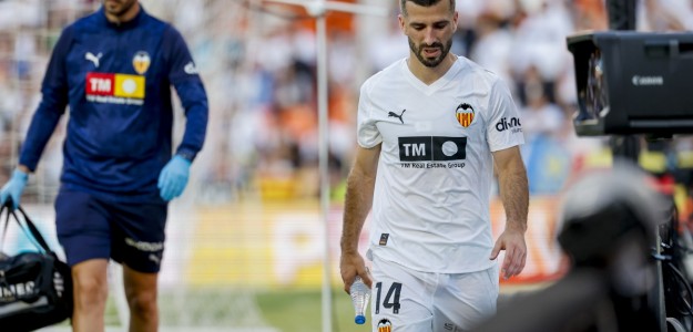 Gayà se retira lesionado durante el partido ante el Rayo Vallecano