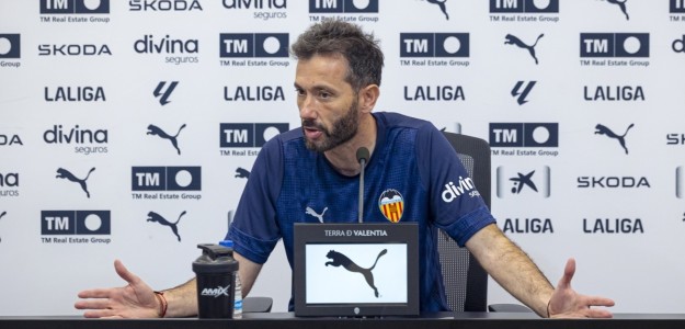 Carlos Corberán durante la rueda de prensa previa al partido ante la Real Sociedad