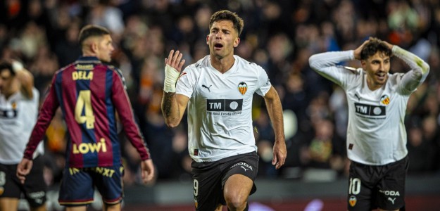 Hugo Duro celebra un gol con la camiseta del Valencia CF en Mestalla