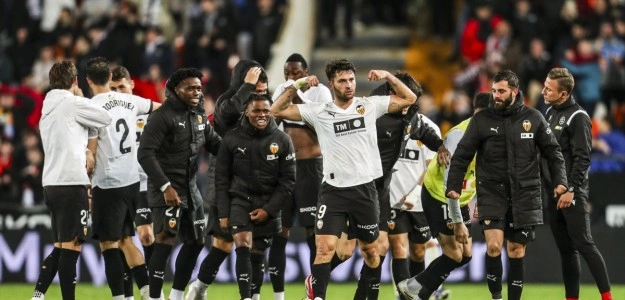 Carlos Corberán dirigiendo al Valencia CF desde la banda en Mestalla