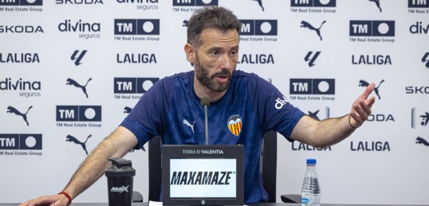 Aficionados del Valencia CF manifestándose contra Peter Lim en Mestalla