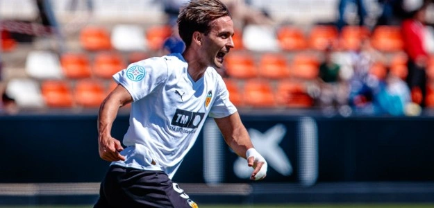 Mario Domínguez firma renovación Valencia CF ciudad deportiva Paterna