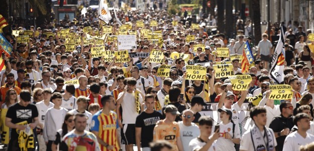 Manifestación de valencianistas contra Peter Lim camino de Mestalla