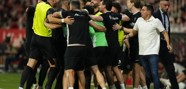 Jugadores del Elche celebran la permanencia tras empatar en Girona