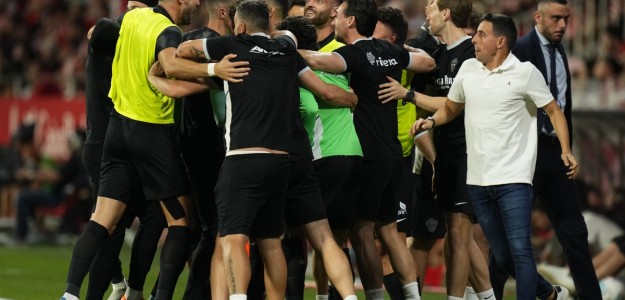 Jugadores del Elche celebran la permanencia tras empatar en Girona