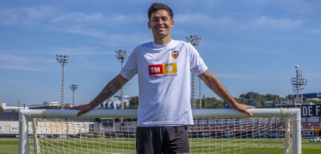 Hugo Duro celebra un gol con la camiseta del Valencia CF en Mestalla