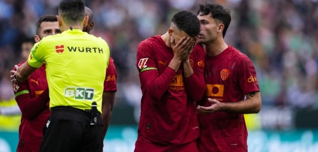 Copete durante un entrenamiento con el Valencia CF en la Ciudad Deportiva