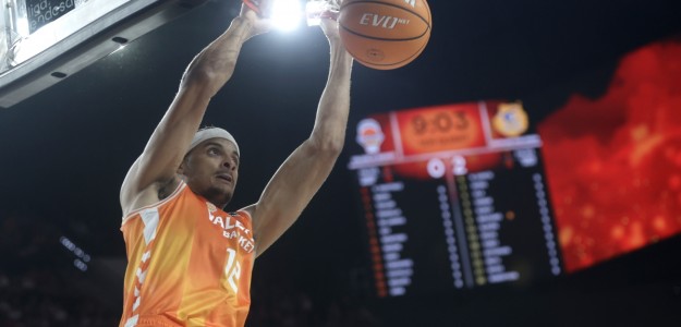 Jugadores Valencia Basket celebrando victoria en La Fonteta Liga Endesa