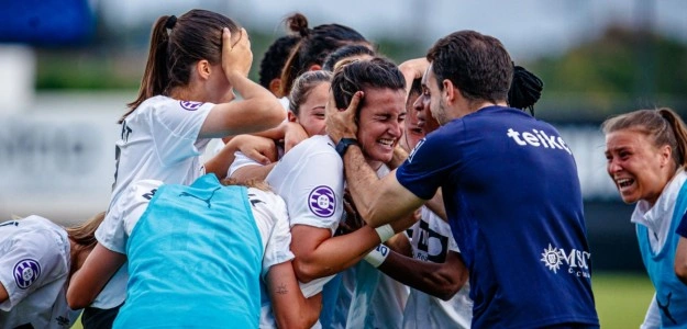 Jugadoras Valencia CF Femenino celebran ascenso Liga F tras empate Villarreal