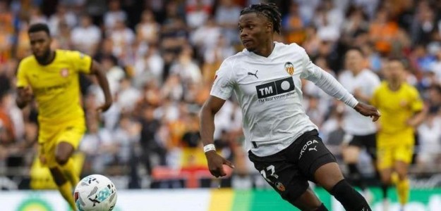 Largie Ramazani durante el partido Valencia CF Barcelona en Mestalla
