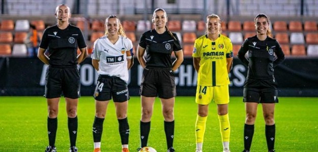 Jugadoras Valencia CF Femenino celebran durante partido en Puchades