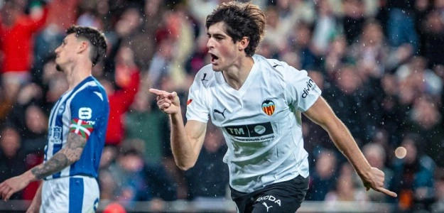 Javi Guerra durante un entrenamiento con la selección española sub-21