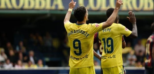 Jugadores del Villarreal celebrando la clasificación para Champions League en el Estadio de la Cerámica