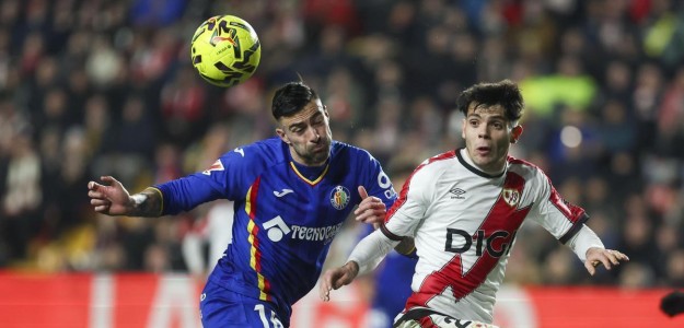 Fran Pérez durante un partido con el Rayo Vallecano esta temporada