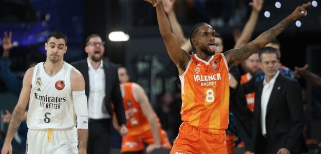 Jugadores Valencia Basket celebrando victoria en eliminatoria Euroliga ante Panathinaikos