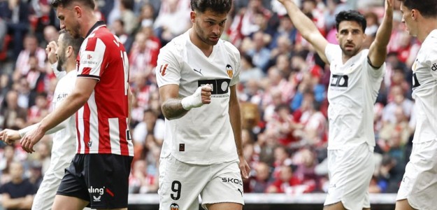Hugo Duro y Umar Sadiq celebran la victoria del Valencia CF en San Mamés
