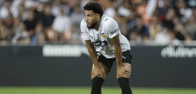 Arnaut Danjuma durante un entrenamiento del Valencia CF en la Ciudad Deportiva