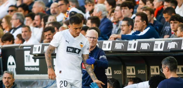 Renzo Saravia durante el partido Valencia CF Rayo Vallecano en Mestalla