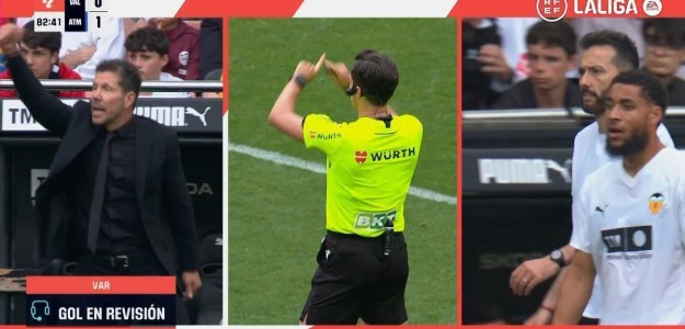 Linier levantando bandera durante Valencia CF Atlético Madrid en Mestalla